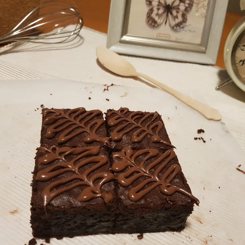 Classic Fudgy Brownies with Hazella Topping 